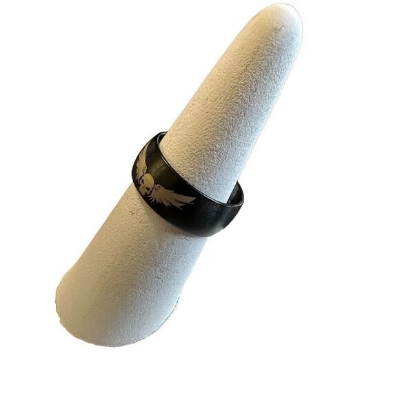 NWOT Size 8 Titanium band with etched skull and bat wings - Picture 3 of 5